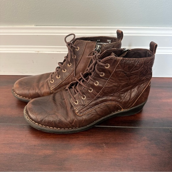 Size 8.5 Clarks Nikki North Brown Leather Ankle Boots - Picture 2 of 6